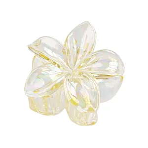 Détail de la pince à cheveux fleur de frangipanier de 4 cm avec un fini nacré brillant