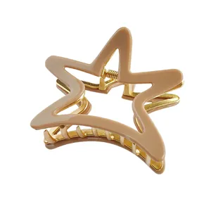Detailaufnahme der Haarklammer in Sternform mit Milchtee-Finish und goldenen Zähnen