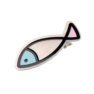Vue détaillée d'une pince à cheveux poisson en bleu blanc et rose avec un clip en métal