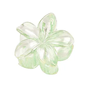 Vue détaillée d'une pince à cheveux fleur vert clair de 4cm avec fini laser nacré