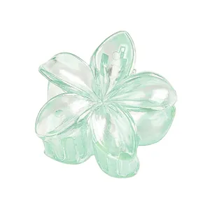Détail d'une pince à cheveux fleur vert clair de 4cm avec pétales en résine translucide