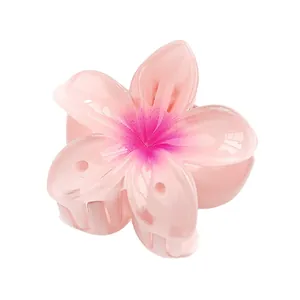 Detailopname van de 4 cm gradiënt roze plumeria haarklem met glanzende harsafwerking