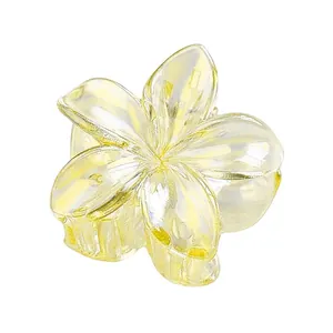Détail de la pince à cheveux fleur de 4cm avec finition jaune nacrée irisée