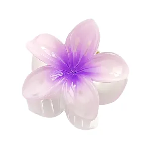 Detail van 4cm plumeria haarklem met roze kleurverloop en glanzende afwerking