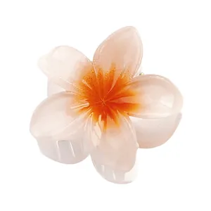 Detail van de 4cm gradiënt plumeria haarklem met parelmoerglans en haarklauw