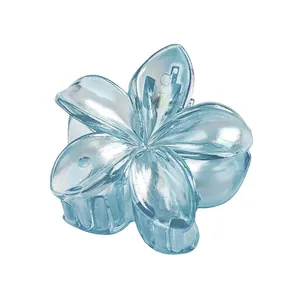 Détail d'une pince à cheveux frangipanier bleu clair translucide de 4cm, texture gelée