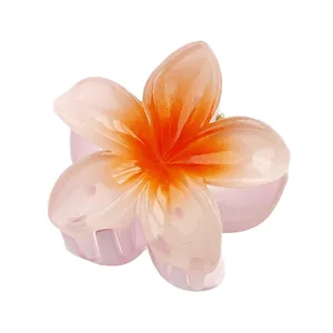 Detailopname van 4cm plumeria haarklem met kleurverloop en doorschijnend materiaal