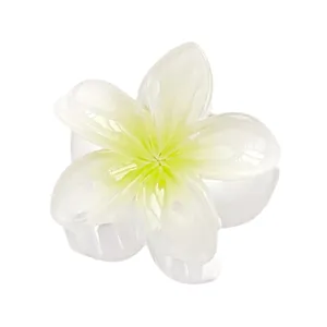 Detail van 4cm plumeria haarklem met doorschijnende hars en zacht kleurverloop