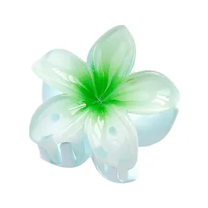 Detailopname van een 4 cm haarklem in bloemvorm met blauw-groene kleurverloop