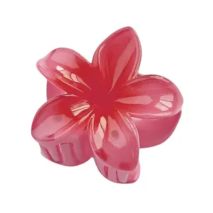 Detail van een 4cm roze gradiënt haarklem in frangipani-vorm met doorschijnende bladen
