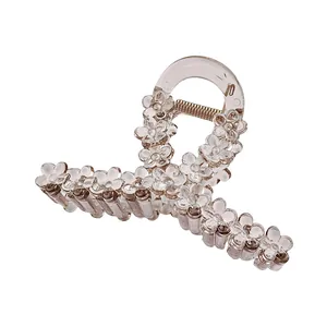 Detail van transparante champagne haarklem met 3D-bloemenpatroon en een stevige metalen veer