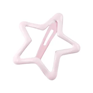 Vista detallada de la pinza para el pelo con forma de estrella rosa metalizada