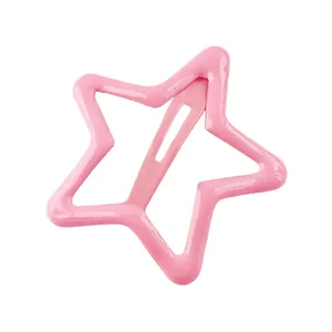 Detalle de una pinza para el pelo con forma de estrella rosa y acabado metálico brillante