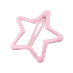 Vista detallada de una pinza para el cabello de estrella metálica rosa brillante