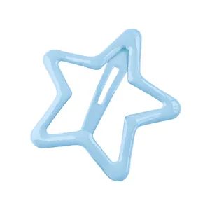 Vista detallada de una pinza para el cabello de metal en forma de estrella azul claro