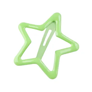 Detalle de la pinza para el pelo con estrella verde claro y acabado de esmalte brillante
