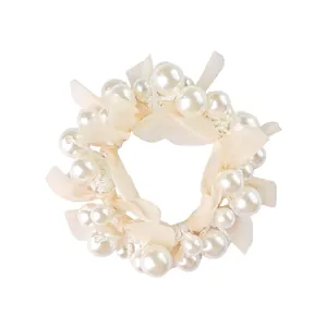 Chouchou élégant en mousseline beige avec perles blanches pour coiffure en queue de cheval