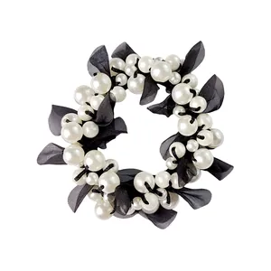 Détail du chouchou nœud en tulle noir avec perles blanches brillantes et élastique