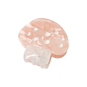 Détail de la petite pince à cheveux en forme de champignon, marbre rose et pois blancs