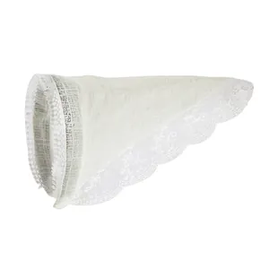 Dettaglio di cappello da sole bianco in rete per neonato con pizzo e ricamo smerlato