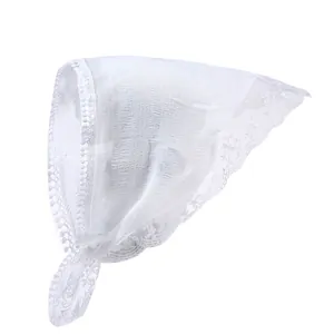 Détail du tissu texturé blanc avec broderie de dentelle florale pour le bandeau