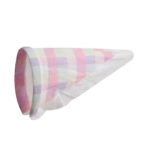 Dettaglio della fascia a scacchi rosa con bordo in pizzo floreale e tessuto seersucker fine
