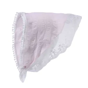 Bandeau bandana rose tricoté pour bébé avec bordure en dentelle blanche et marguerites