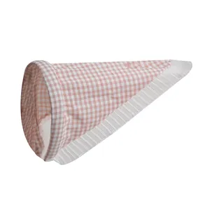 Dettaglio del cerchietto in tessuto a scacchi rosa con bordo in pizzo bianco fine