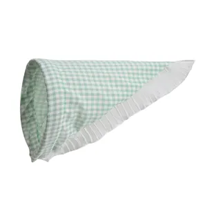 Dettaglio della fascia in tessuto a quadretti verde chiaro con bordo in pizzo bianco