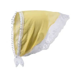 Détail du bandeau bébé à carreaux jaunes avec dentelle blanche et pompons délicats