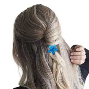 Fermaglio per capelli a fiori blu, accessorio in resina lucida su capelli biondi