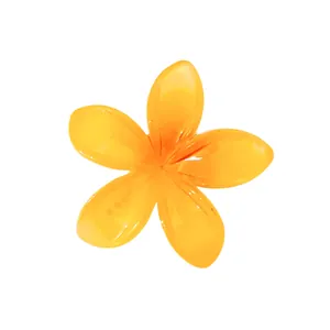 Dettaglio del fermaglio per capelli a forma di plumeria 4,5 cm in resina gialla traslucida