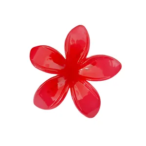 Dettaglio di un fermaglio per capelli a forma di frangipane in resina rossa lucida da 4,5 cm