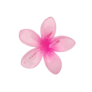 Dettaglio di un fermaglio per capelli a forma di fiore rosa sfumato in resina