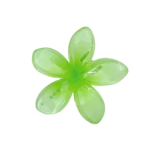 Macro di una clip per capelli a forma di fiore in resina verde sfumata da 4,5 cm dettagliata