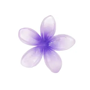 Dettaglio di una molletta per capelli a forma di plumeria sfumata viola da 4,5 cm
