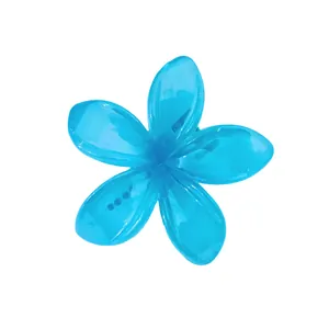 Dettaglio di un fermaglio per capelli a forma di plumeria blu lucido e traslucido