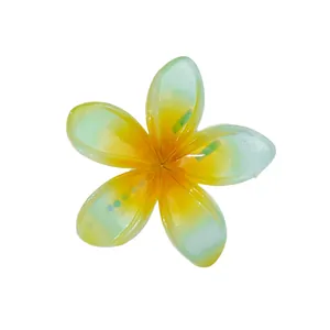 Dettaglio di un fermaglio a fiore di 4,5 cm con petali in resina sfumata verde