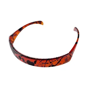 Close-up of leopard pattern hair hoop featuring anti-slip teeth and resin texture