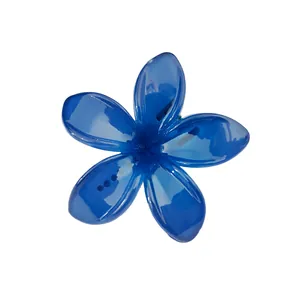 Dettaglio della clip per capelli a forma di plumeria in resina blu scuro lucido