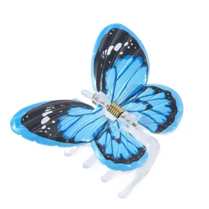 Gros plan détaillé de la pince à cheveux papillon avec motifs bleu noir et ressort doré