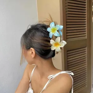 Detail von blauen und weißen Hawaii-Blumen-Haarklammern getragen von einem Modell
