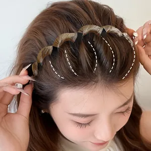 Serre-tête tressé marron avec pinces intégrées pour fixer les cheveux sur un modèle