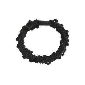 Vue détaillée d'un chouchou noir en chenille douce avec texture élastique