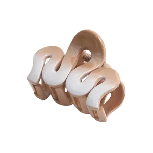 Detail of a 4cm gradient hair claw clip with a hollow 8-shaped design and glossy finish