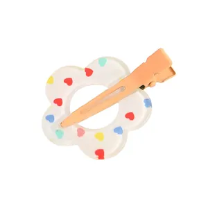 Detalle de pinza para el pelo de flores con corazones de colores y clip de metal tipo cocodrilo