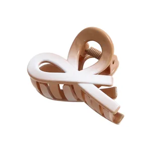 Detail shot of 4cm gradient hair claw clip with matte finish and hollowed out 8-shaped design