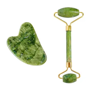 Set rullo facciale in giada verde naturale con gua sha a cuore e telaio in metallo oro