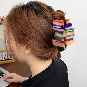 Pince à cheveux colorée en forme de livres empilés pour des coiffures créatives