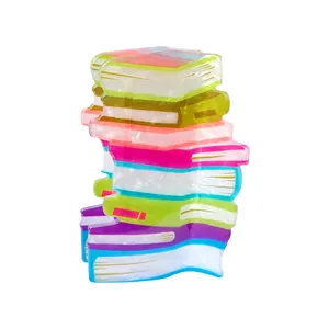 Détail de la pince à cheveux en acrylique translucide coloré en forme de livre